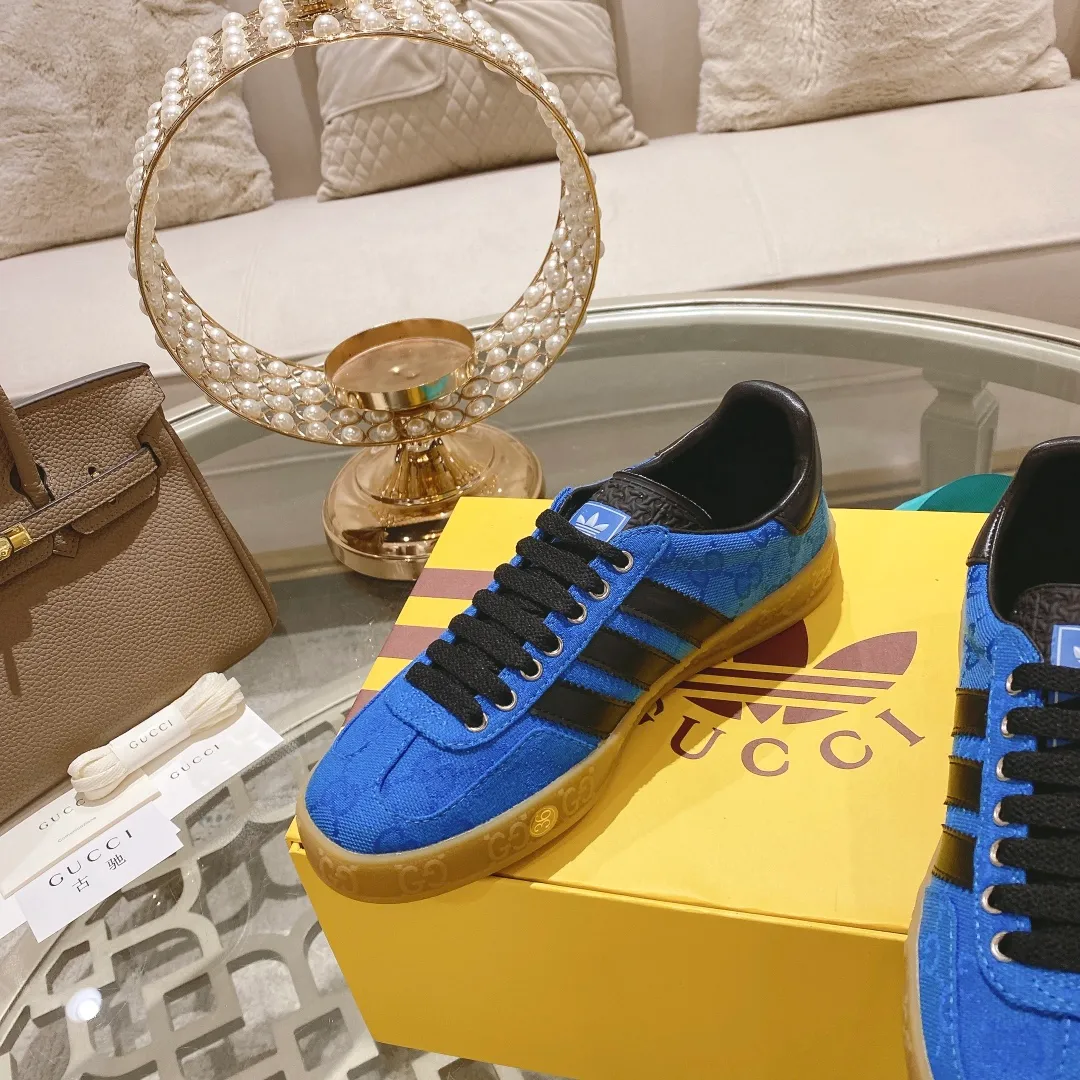👟👟Ex-factory price 520👟👟Gucci&adidas joint limited edition couple's sneakers. A super nice joint casual sneaker with rich and bold colors! It showed everyone a completely different charm from the past! Combining retro style and youthful sports style to create a new aesthetic! Vitality yet stylish at the same time! ! Upper - made of cowhide, cowhide, cloth. Lining - sheepskin lining for foot pads. Sole - original open-molded beef tendon non-slip and wear-resistant outsole. Size: 35-47 (couple style)